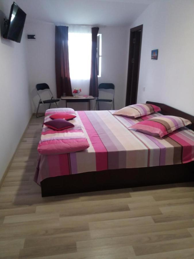 Casa Ariana Hotel Curtea De Arges Bagian luar foto
