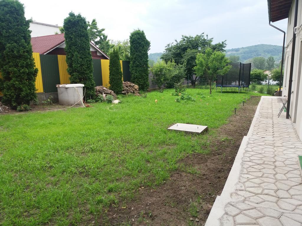 Casa Ariana Hotel Curtea De Arges Bagian luar foto