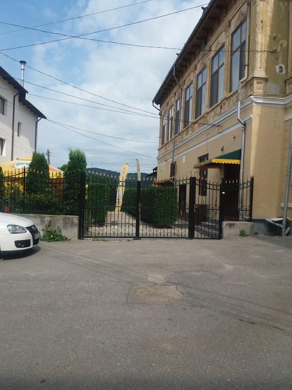 Casa Ariana Hotel Curtea De Arges Bagian luar foto