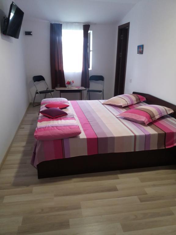 Casa Ariana Hotel Curtea De Arges Bagian luar foto