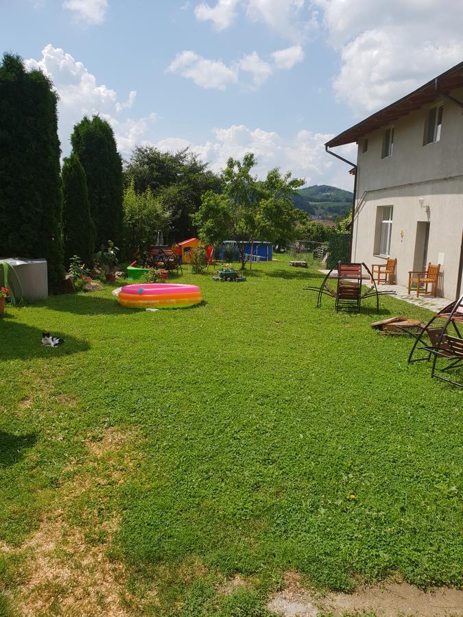Casa Ariana Hotel Curtea De Arges Bagian luar foto